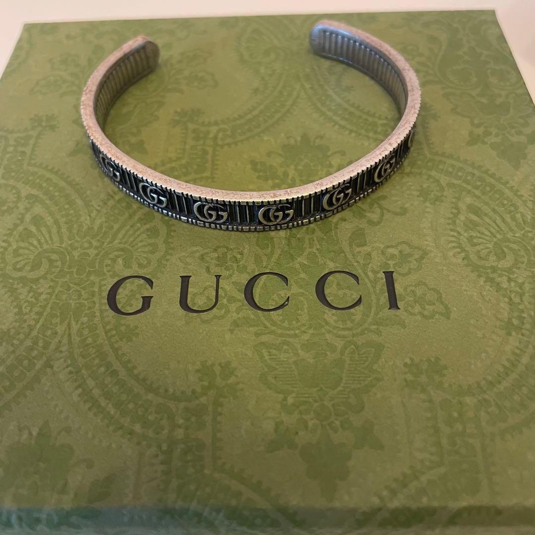 GUCCI シルバーバングル GGロゴ