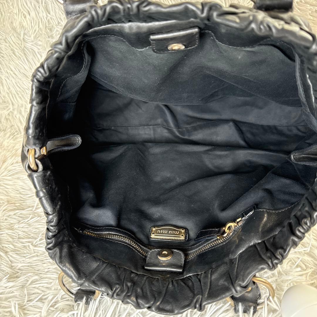 ミュウミュウ　ハンドバッグ　ヴィッテロリュクス レザー ハンドバッグ トート 黒