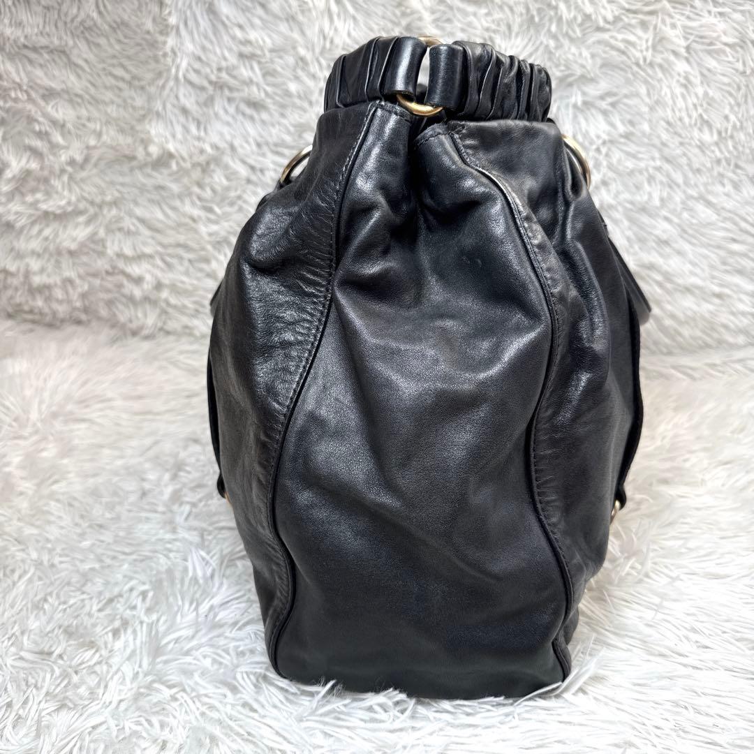 ミュウミュウ　ハンドバッグ　ヴィッテロリュクス レザー ハンドバッグ トート 黒