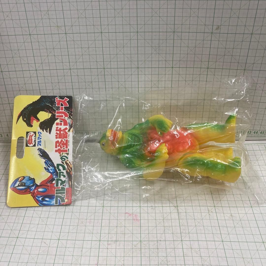 2000年ブルマーク復刻版怪獣シリーズの初期版ウルトラマン怪獣ソフビのスノーゴン