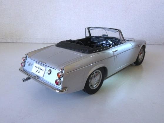 特価 AUTOart 1/18 ダットサン フェアレディ 2000 SR311