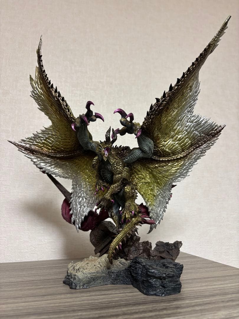 新品未開封】CFB クリエイターズモデル 天廻龍シャガルマガラ フィギュア