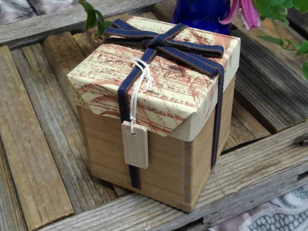 黄瀬戸 ぐい飲み 四方桟 桐箱付き ぐい飲み 美濃焼 骨董品 黄瀬戸 ぐい飲み