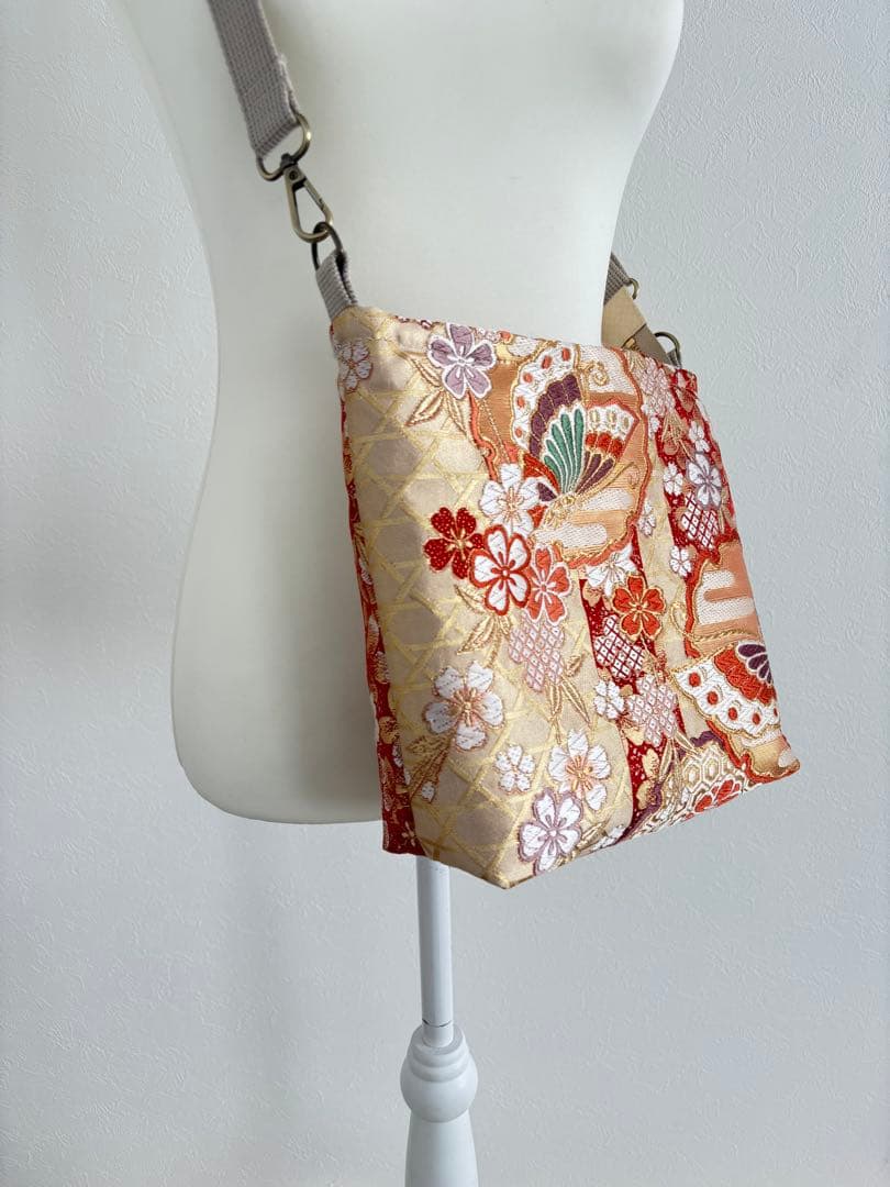 帯リメイク ショルダーバッグ｜ジッパー付き｜赤×金蝶々｜一点物