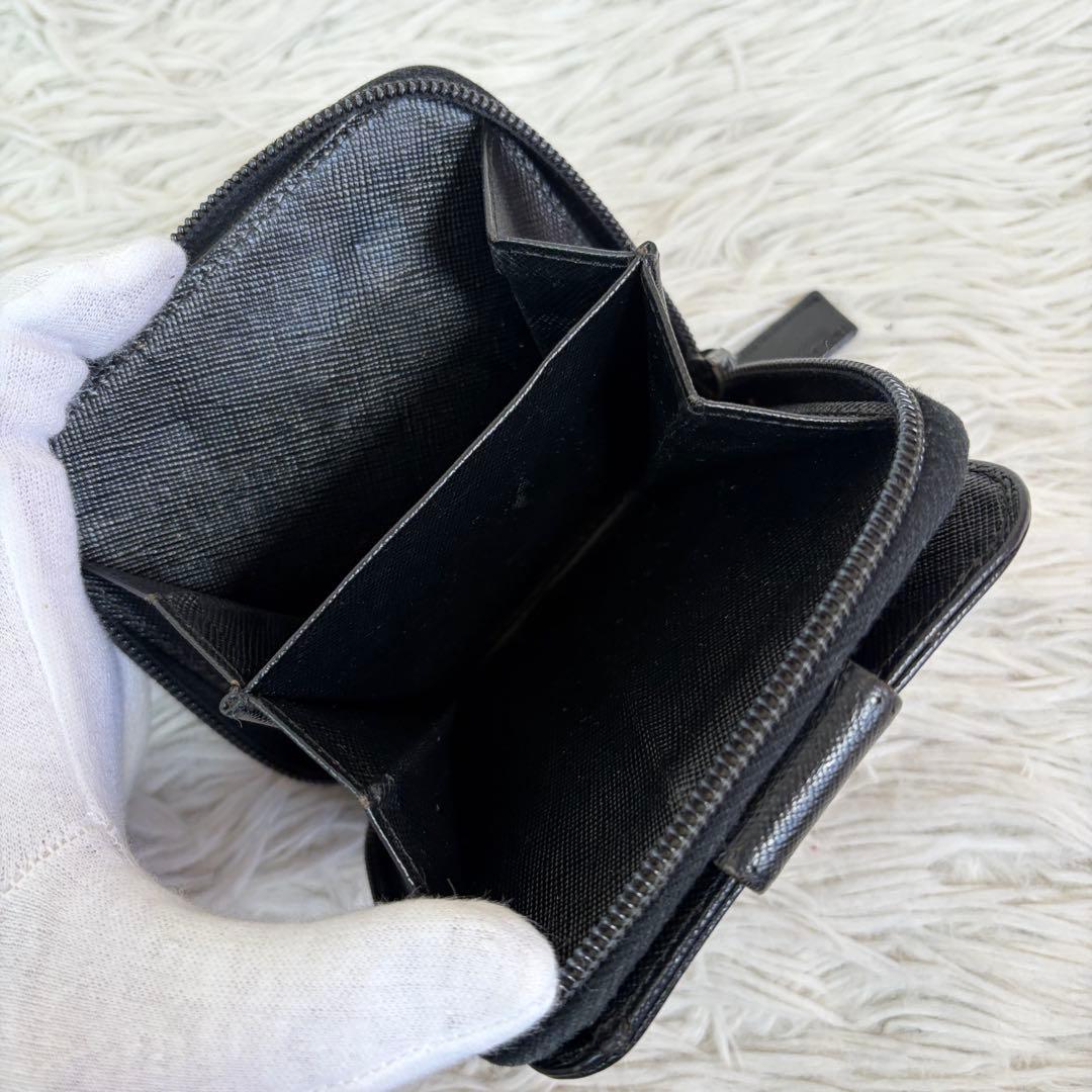 美品✨プラダ 三角ロゴ 二つ折り財布 サフィアーノレザー 黒 ラウンドファスナー