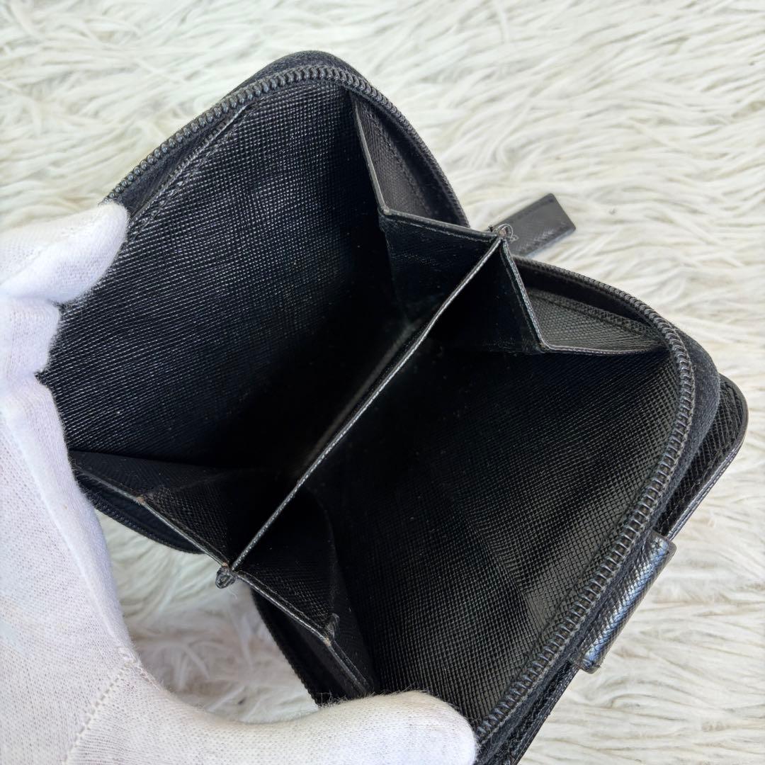 美品✨プラダ 三角ロゴ 二つ折り財布 サフィアーノレザー 黒 ラウンドファスナー