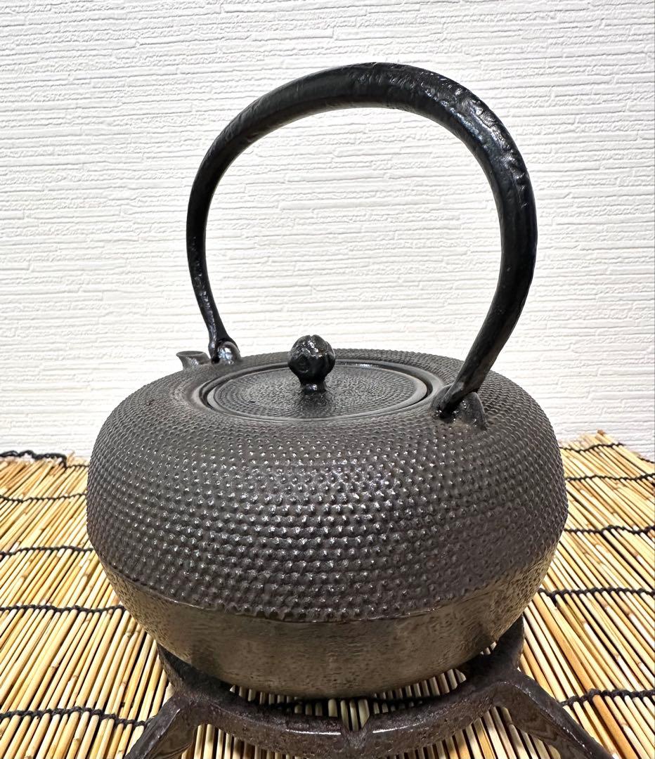 未使用品　南部盛岡東文堂造　１０型姥口アラレ　南部鉄瓶　南部鉄器　鉄瓶