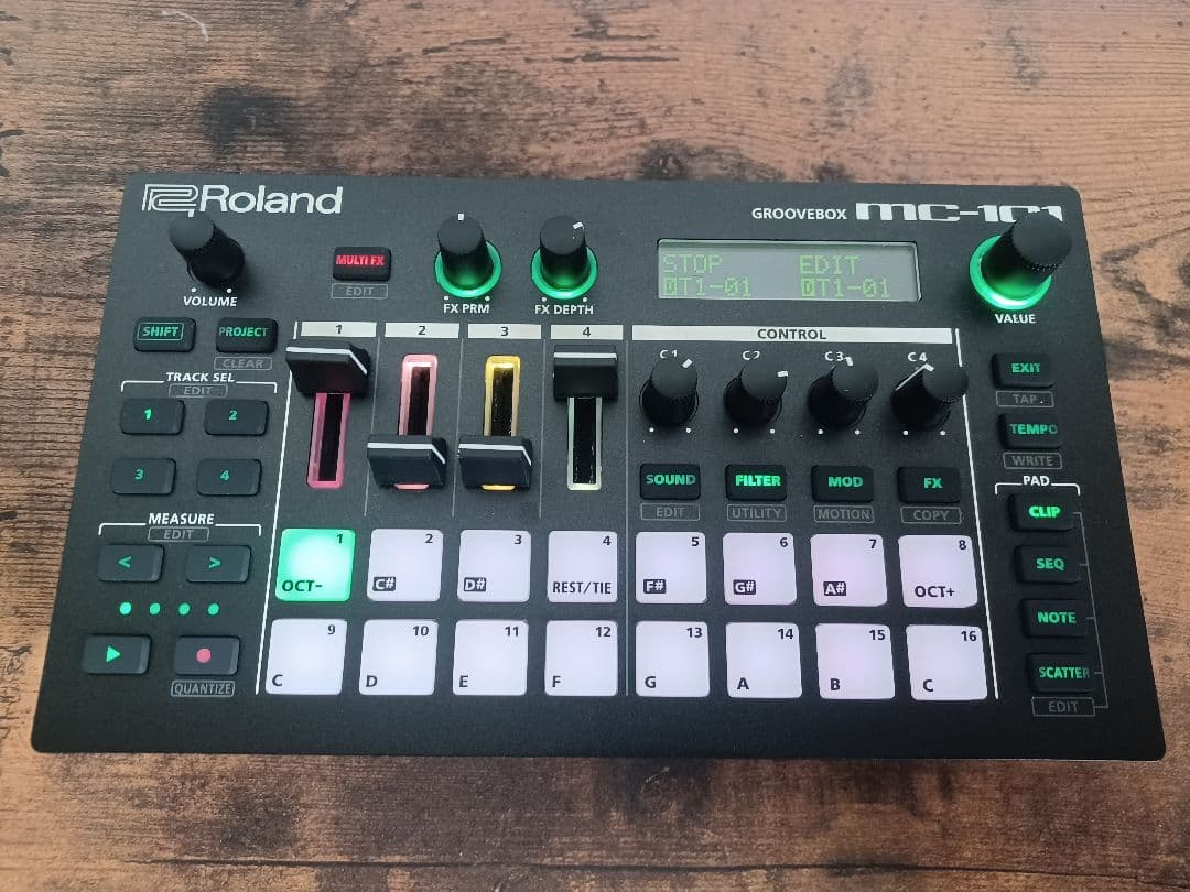 Roland MC-101 グルーヴボックス Amazon.com: Roland MC-101 Groovebox Compact Music Production