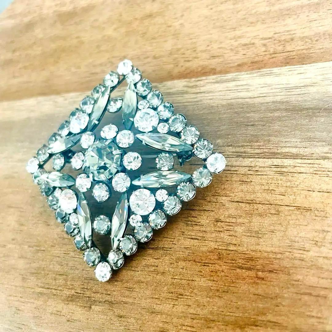 優雅 極美品✨FOXEY ダイヤモンド型クリスタルブローチ