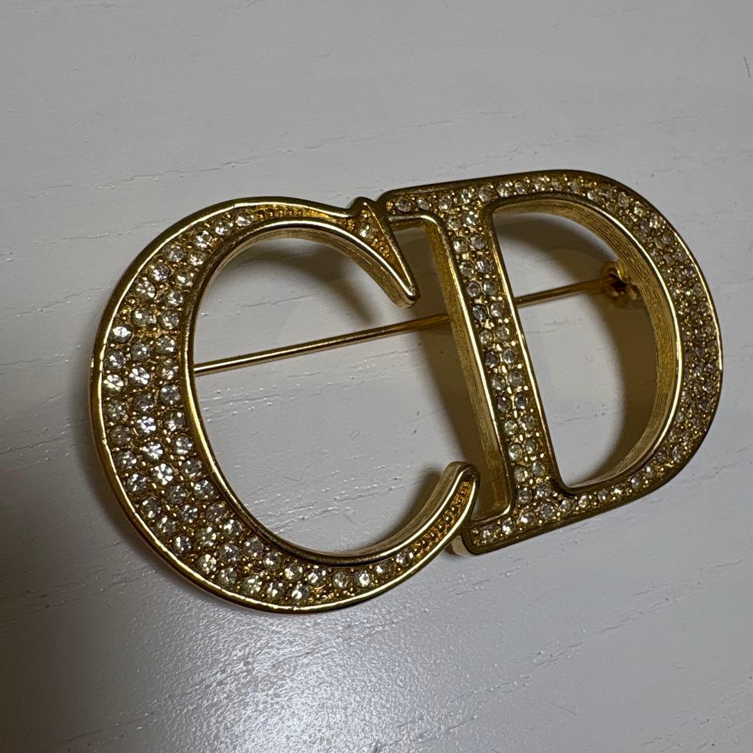 ChristianDior⭐︎CDロゴブローチ⭐︎クリスタル⭐︎美品の通販はau