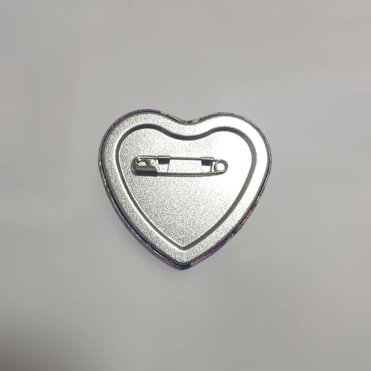 忍たま乱太郎 たまご探しの段 ハート型缶バッジ 浜 守一郎 - メルカリ