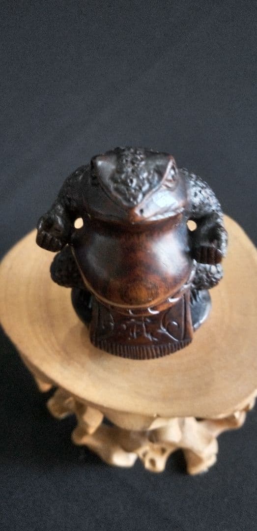 根付け、木彫カエル彫刻 約5cm ダークブラウン、重さ約23g