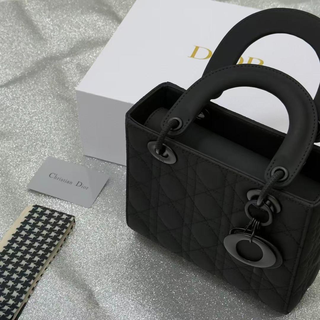 極美品 ブラックキルティングショルダーバッグ~~