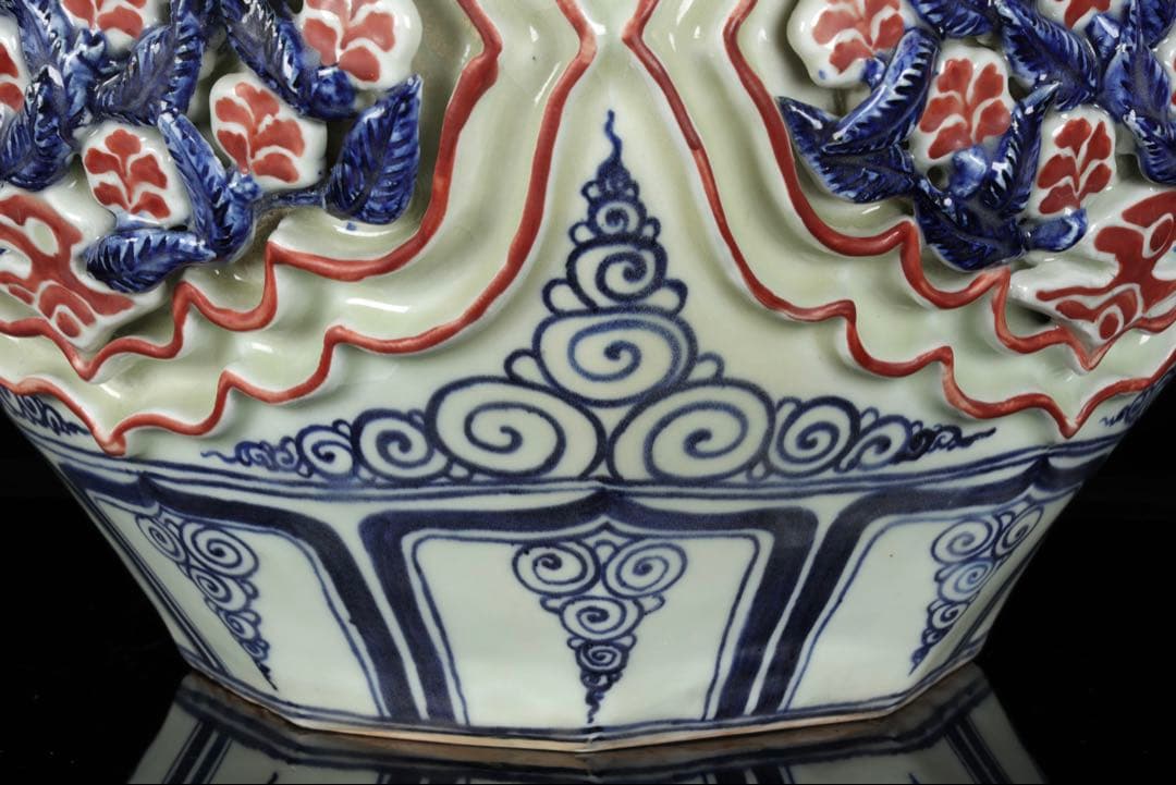 中国古玩 青花釉裏紅透彫花弁麒麟紋壺 唐物 飾壺 花瓶