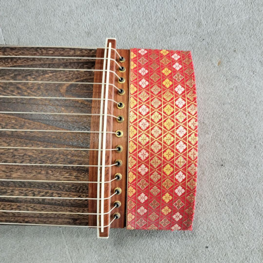 y 木製琴 13弦 赤い装飾付き