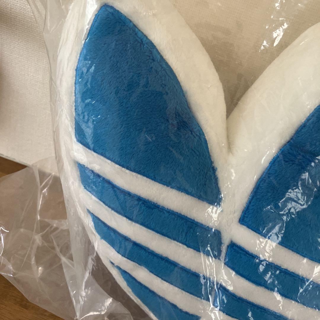 アディダス　オリジナルス　クッション　ノベルティ