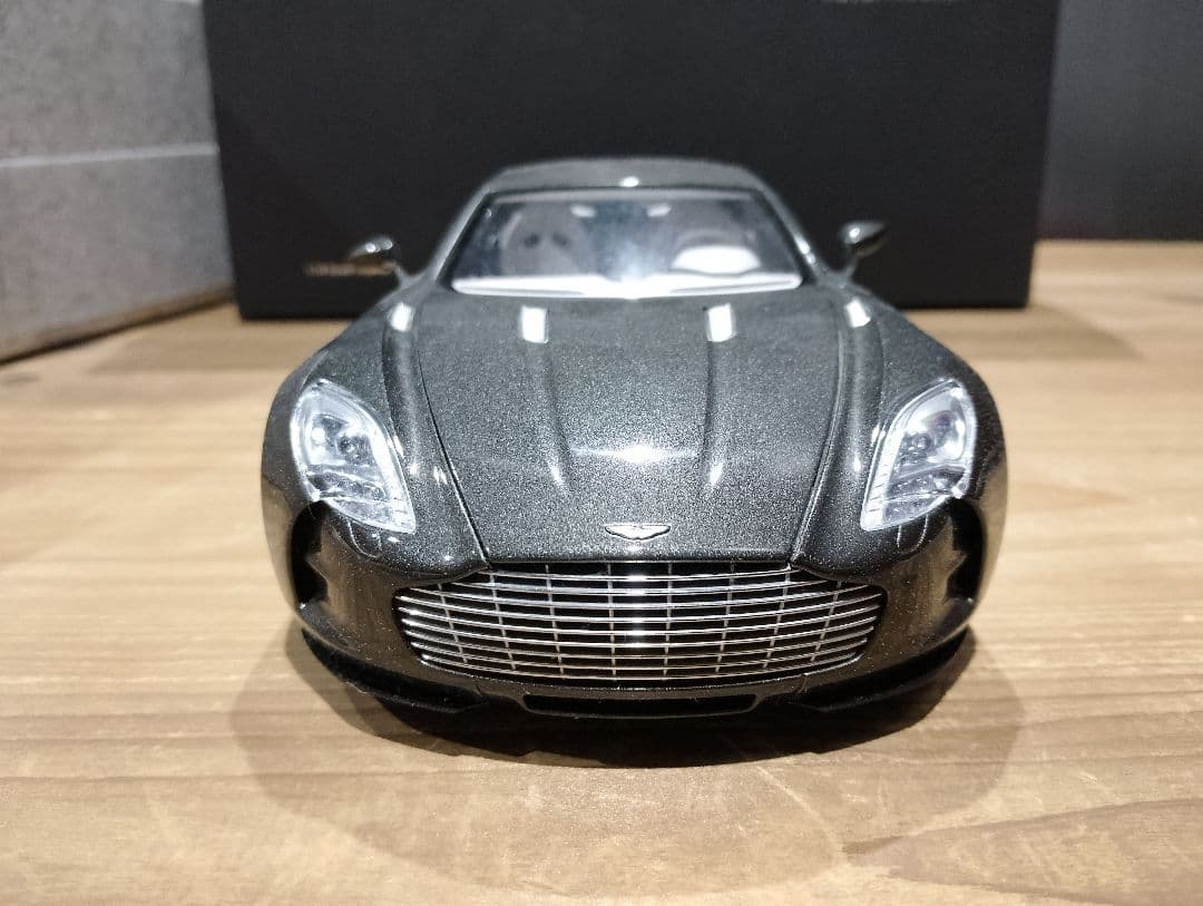 1/18 オートアート　アストンマーティン ONE-77　ミニカー　グレー