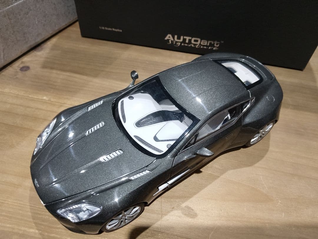 1/18 オートアート　アストンマーティン ONE-77　ミニカー　グレー