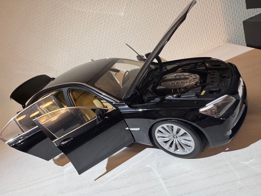 ミニカー KYOSHO BMW 750Li (F02) 1:18