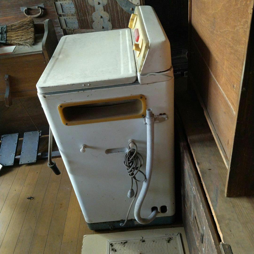 レトロ洗濯機店舗にて傘置きとして使用