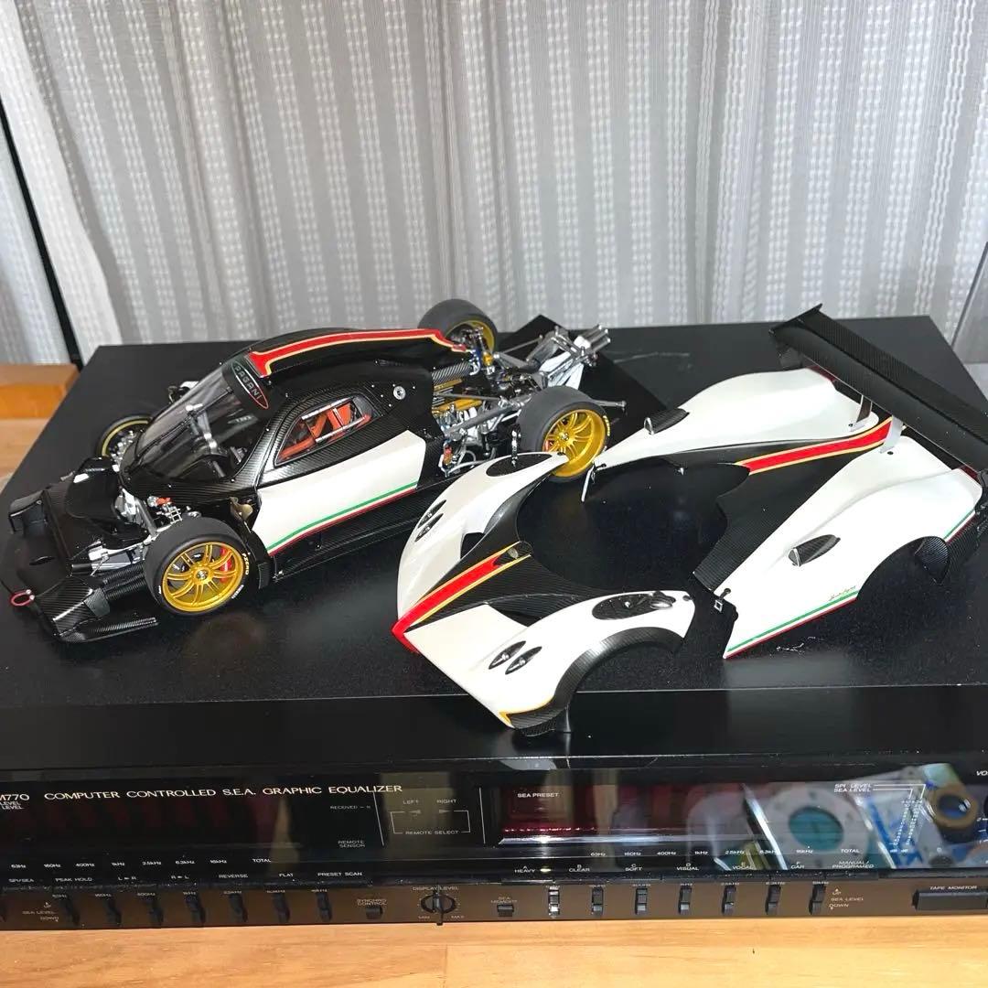 【絶版】オートアート，1/18パガーニゾンダ ホワイト（イタリアンストライプ）