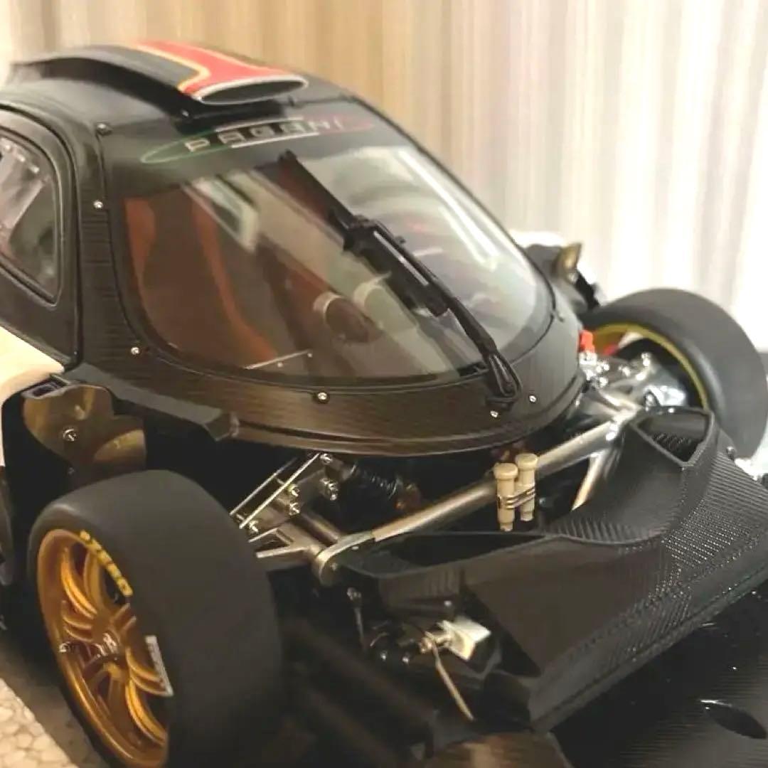 【絶版】オートアート，1/18パガーニゾンダ ホワイト（イタリアンストライプ）