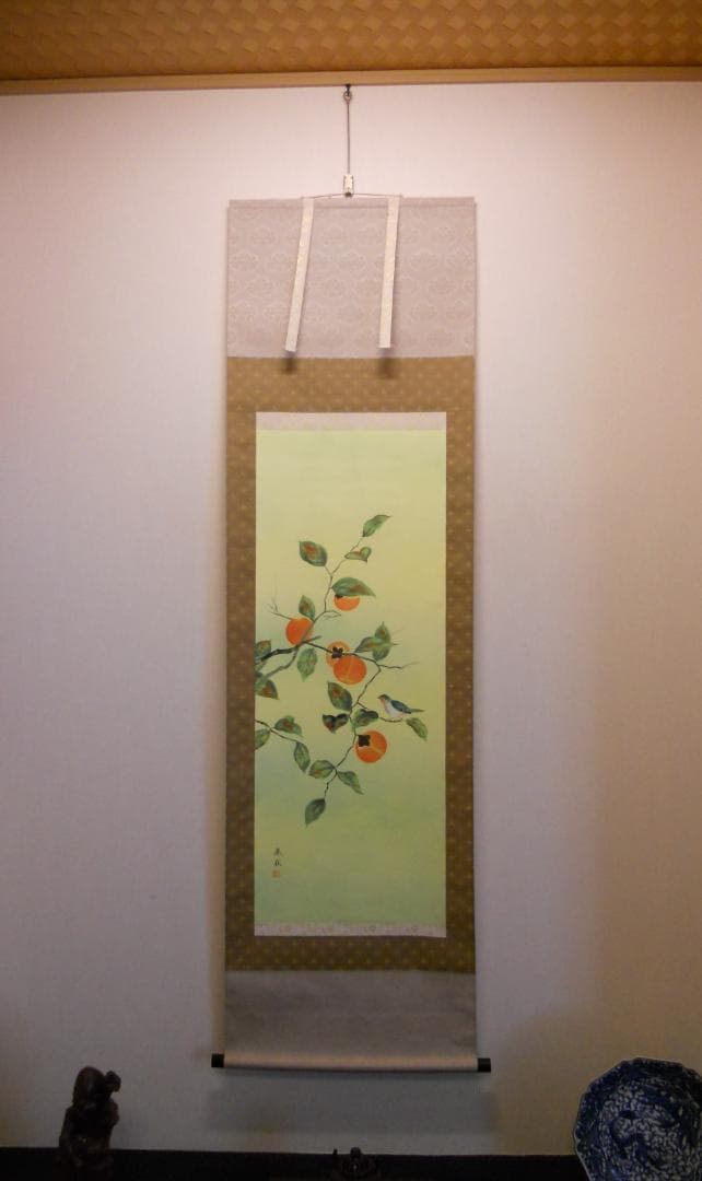 掛け軸 尾崎春秋 柿に目白 絹本 希少 軸装 茶道具 掛軸 美品 です。