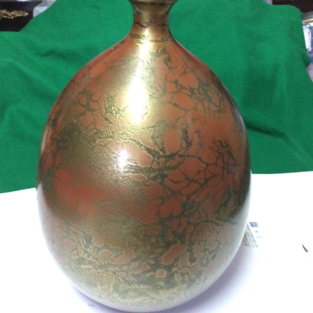 鉱物か?陶器か分かりません。