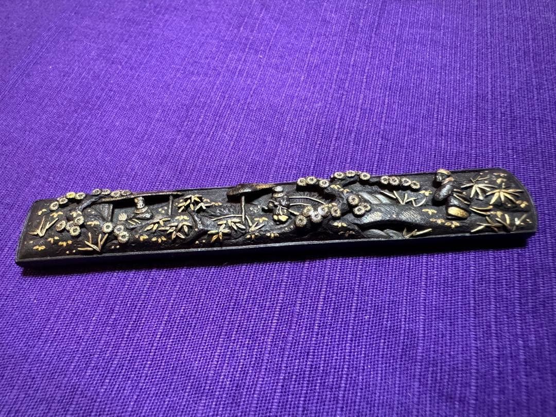 不世出の逸品　三顧礼図　無銘鉄元堂派　小柄　鉄地容彫金銀銅色絵象嵌（目貫笄鍔鐔拵