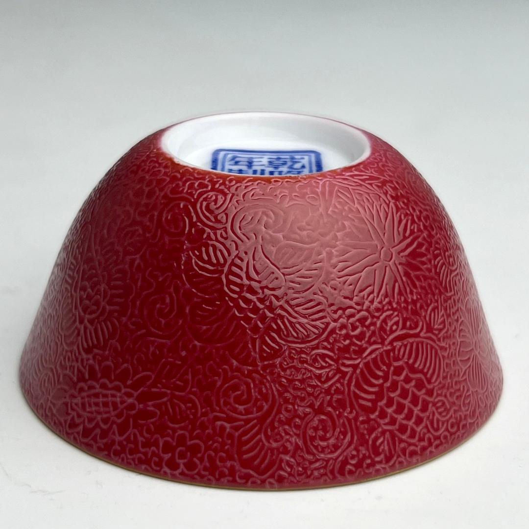 胭脂紅地陰刻唐草紋杯 乾隆年製 款 擺件中国美術 唐物骨董 時代物 A836