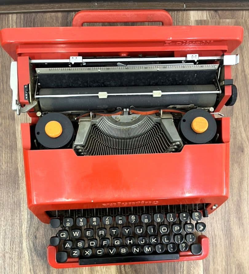 オリベッティ タイプライター 　赤いバケツ　A2