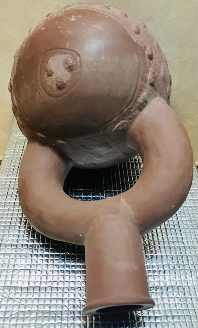 ペルー北海岸クピスニケ クントゥル・ワシ遺跡の墓に副葬されていた鐙形