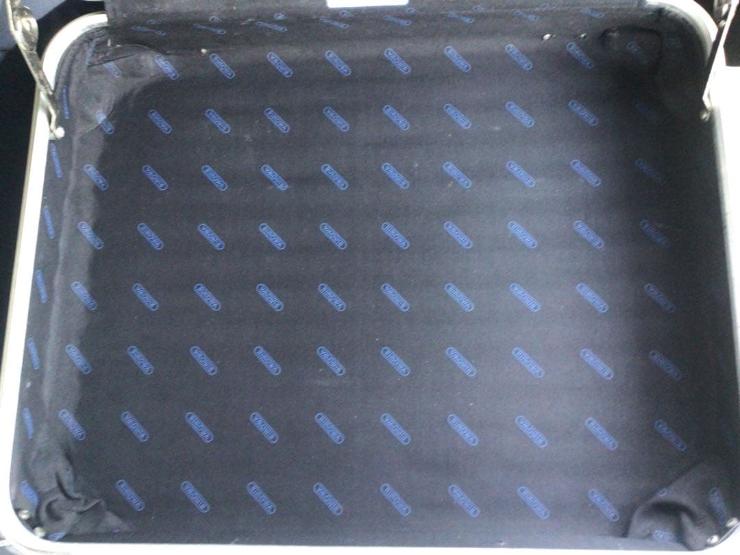 RIMOWA 廃盤　アルミビジネスケースの商品です。