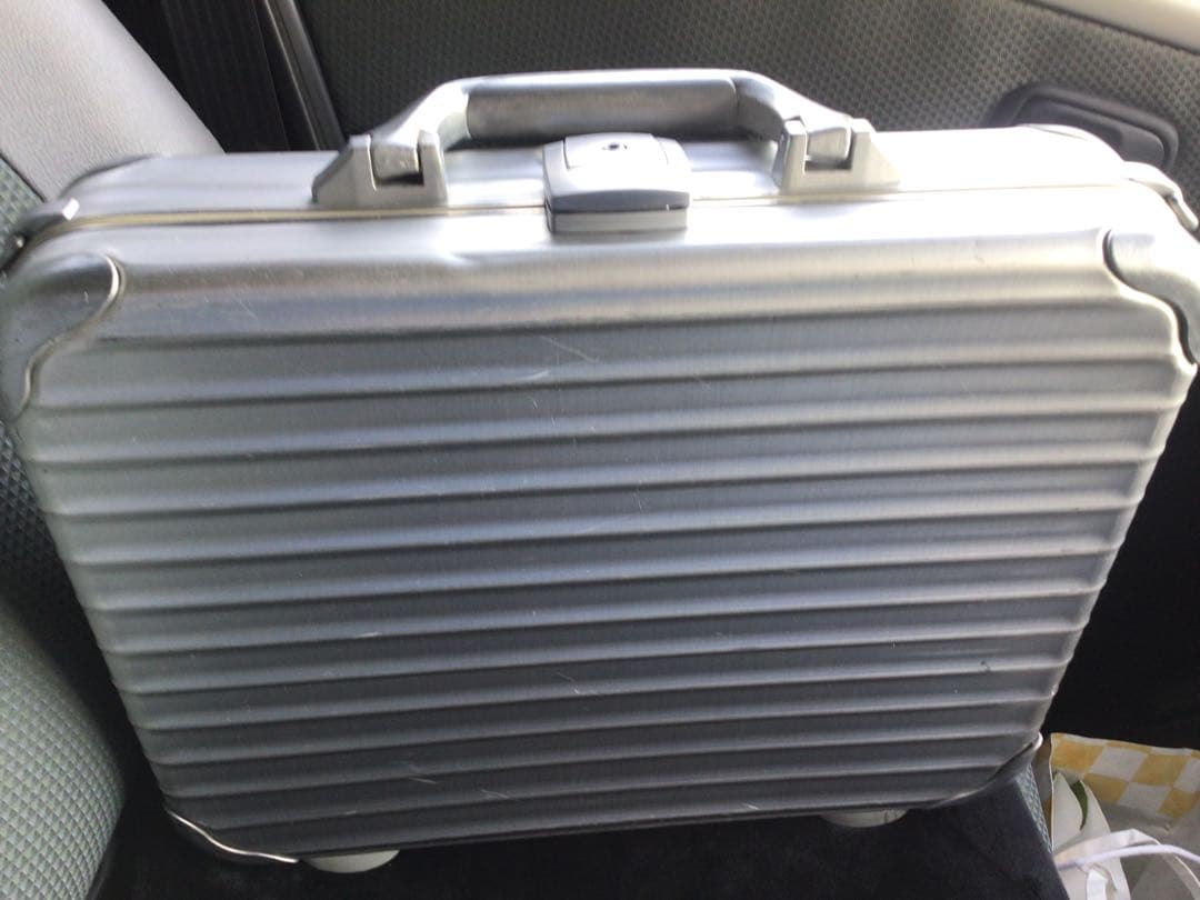 RIMOWA 廃盤　アルミビジネスケースの商品です。