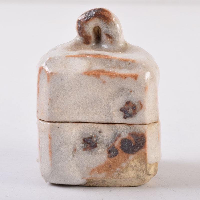 茶道具　志野焼　春恭作　花文　香合　共箱　C　8471