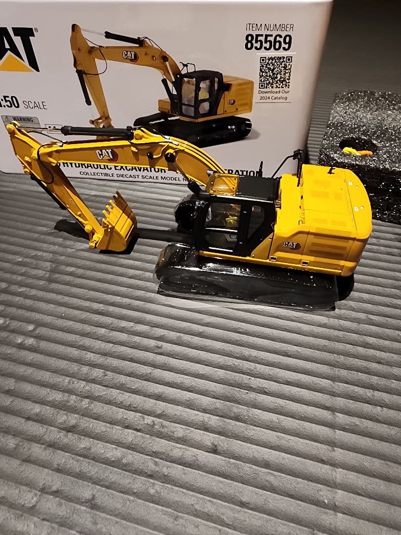 模型製作用品 CAT 320 Hydraulic Excavator 1:50