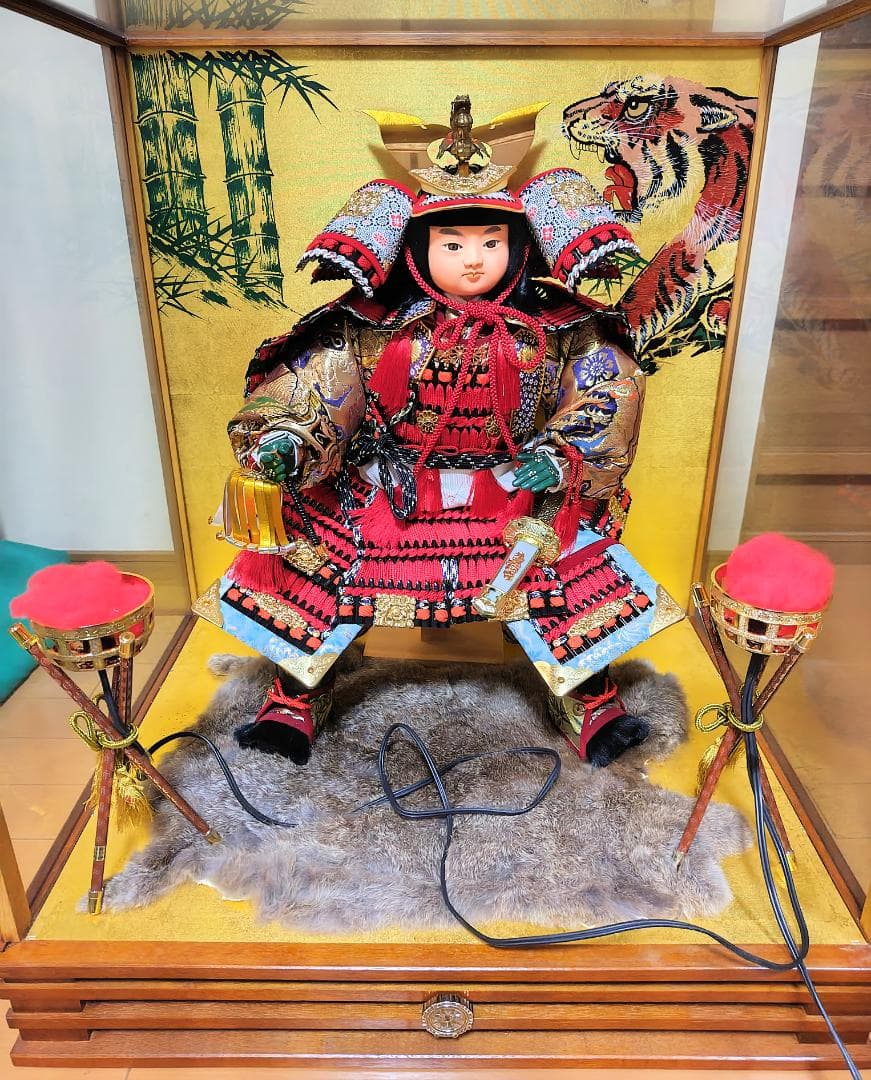 五月人形　子供大将　赤と金の装飾　嘉目作　62.1×48.2×71.2cm