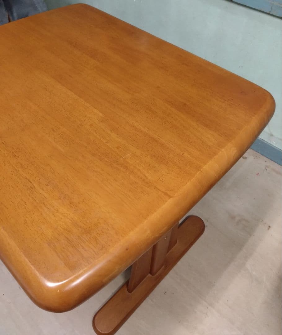 木製　二人用ダイニングテーブル　角が面取りされています　艶有り　引き取り可