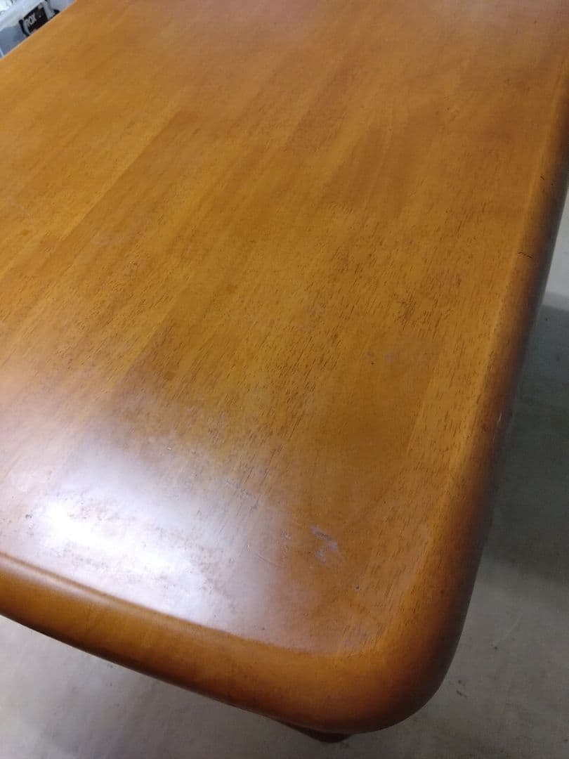 木製　二人用ダイニングテーブル　角が面取りされています　艶有り　引き取り可