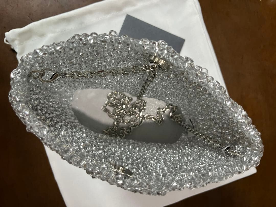 ANITERIMA シルバーショルダーバッグ（マチあり）