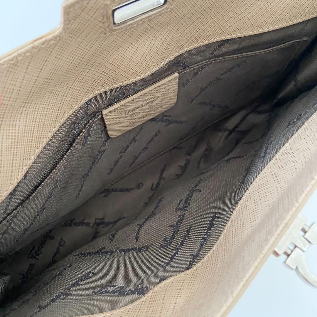 美フェラガモ ワンショルダーバッグ サフィアーノレザー ガンチーニ　アクセサリー