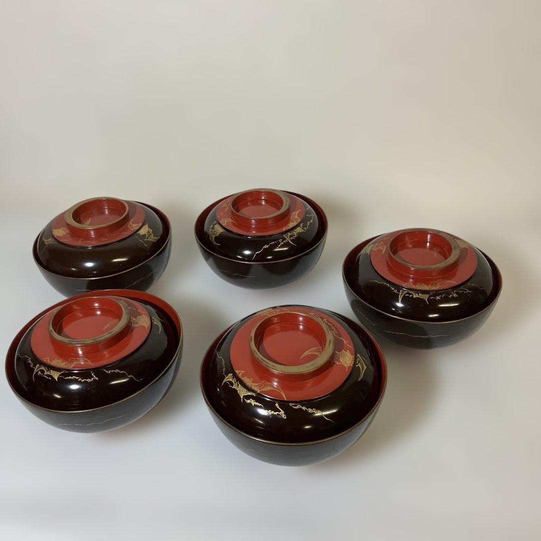 黒塗に蓋・内朱塗の金蒔絵木製漆器椀五客／蓋に希少な意匠「（三日月の）月輪に蝙蝠」