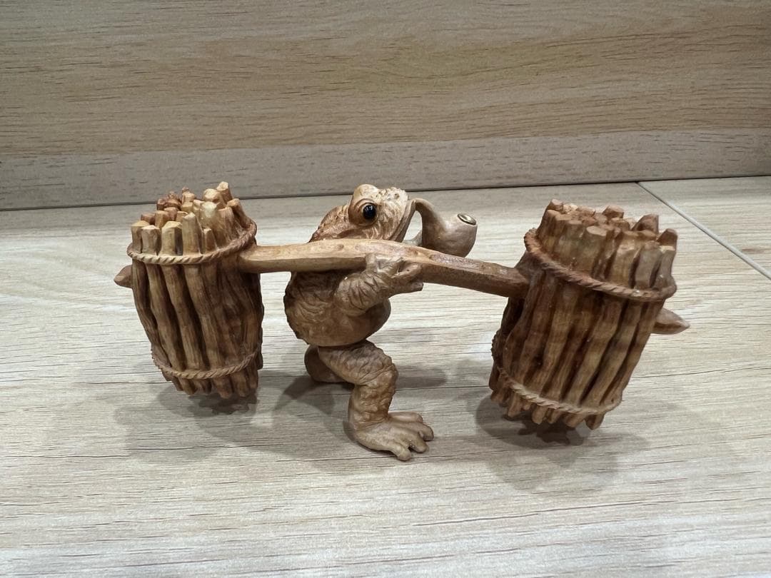 世界名家 木彫り彫刻作品《力持ち蛙》 牙柏木製 一点物 手工芸品