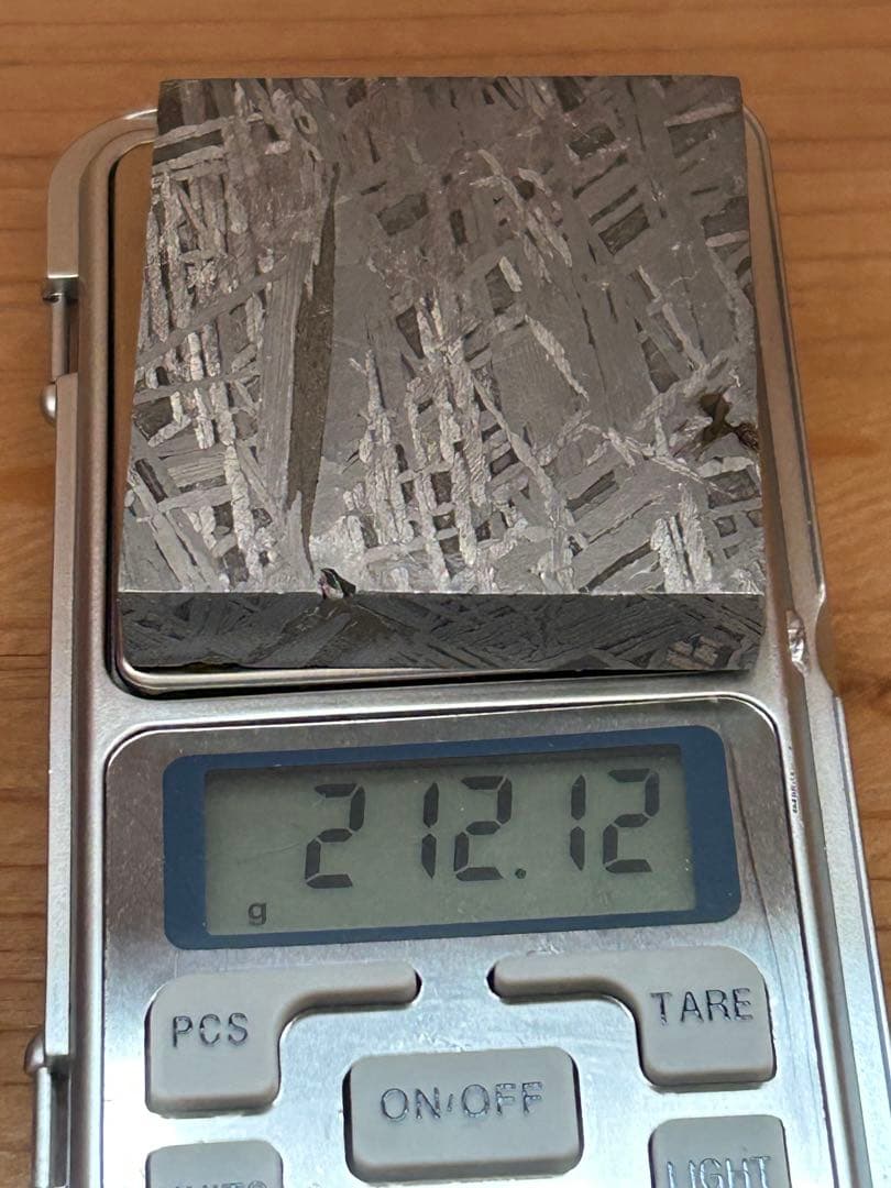 アルタイ鉄隕石。美しい四角形。約212.12g アルタイ鉄隕石の