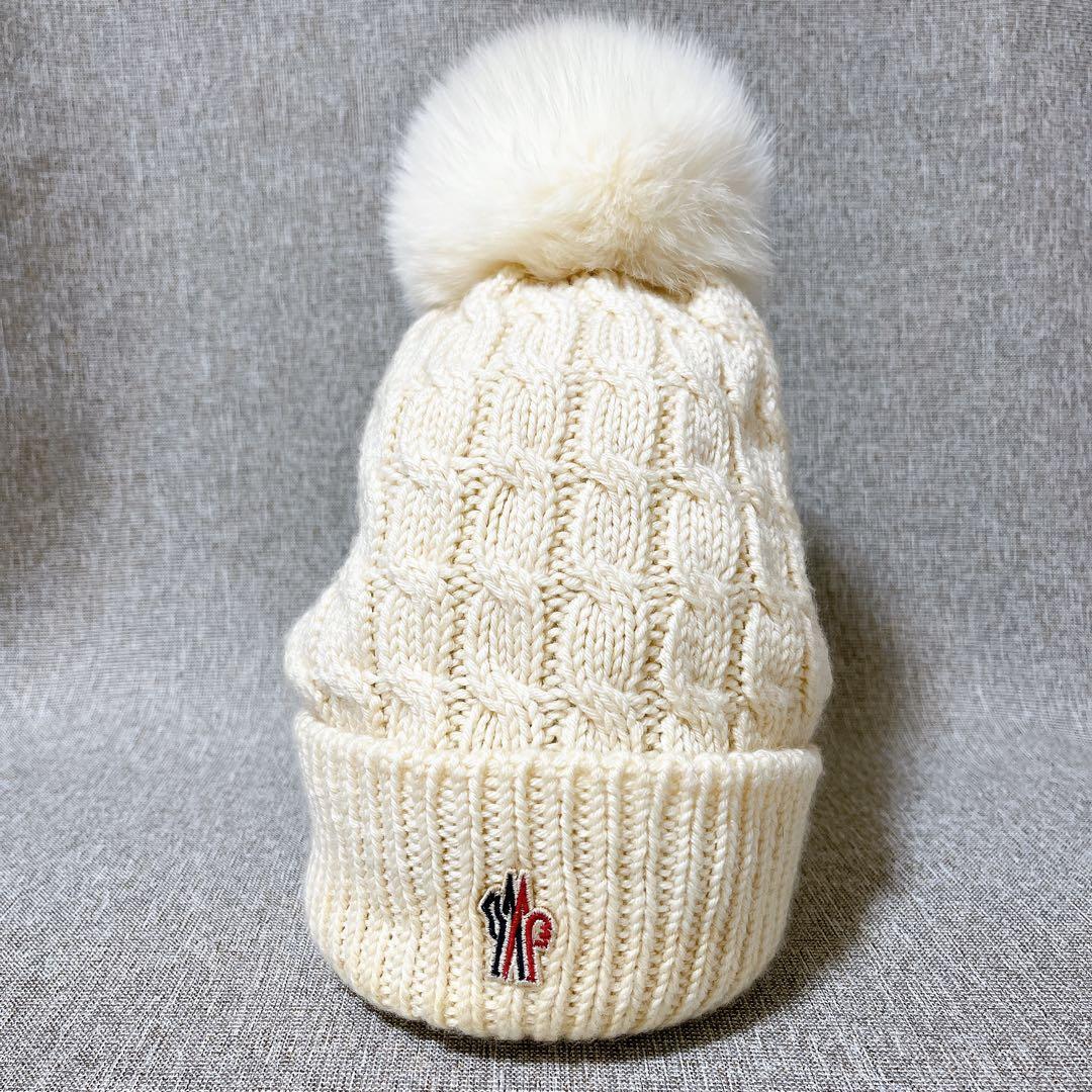 【訳あり】モンクレール ケーブル編み ニット帽 アイボリー MONCLER (モンクレール) カシミヤ混 ワンポイント リブ編み ニット