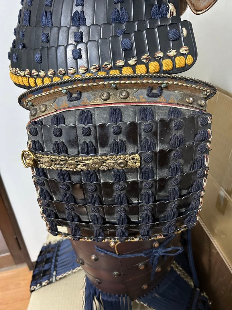 甲冑工房丸武製　紺糸威鉄錆笠鋲二枚胴具足　等身大