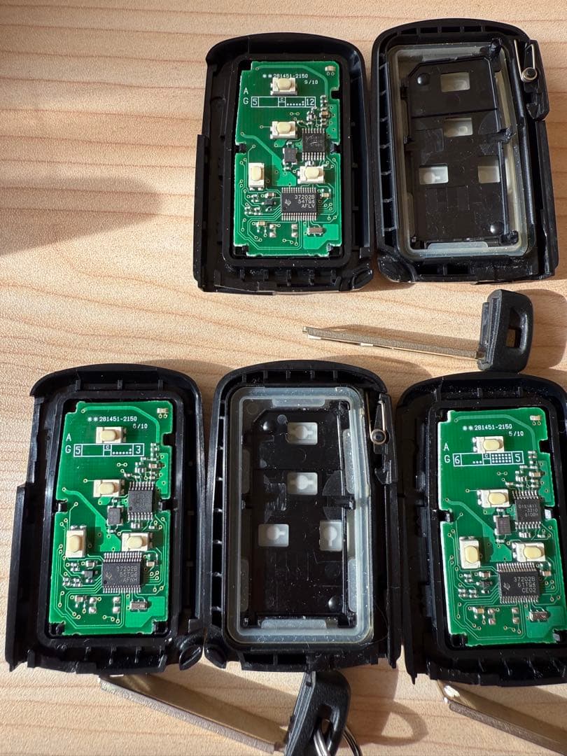 トヨタ純正 ヴォクシー スマートキー (4つボタン) 3個 送料込み