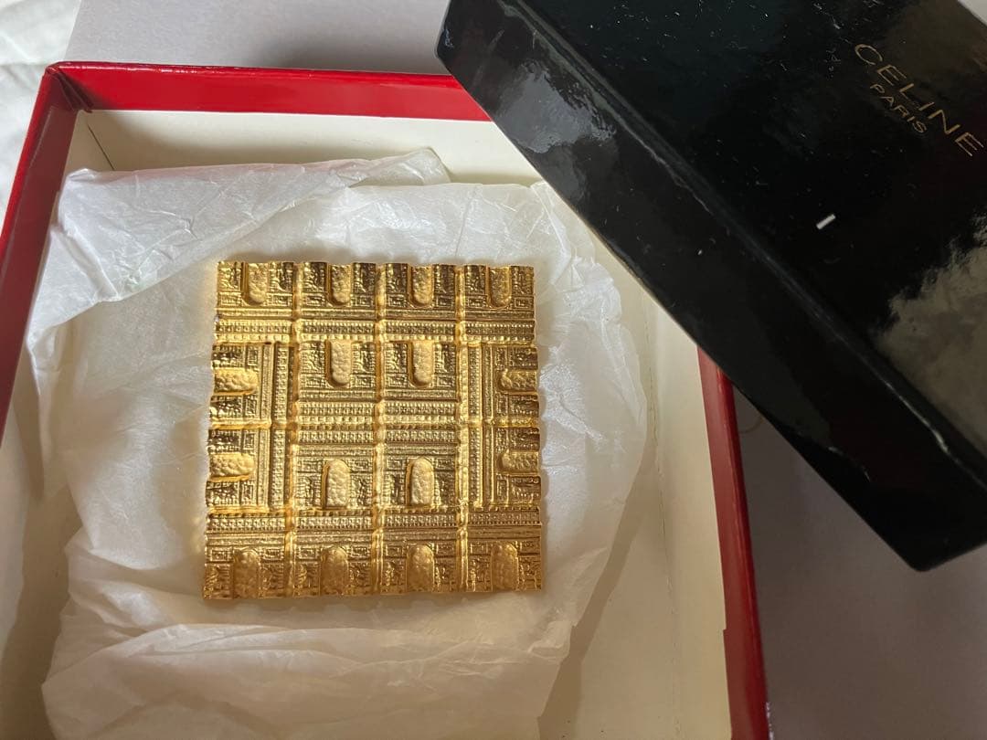 【超希少・美品】CELINE セリーヌ　凱旋門 ブローチ ヴィンテージ ゴールド 美品】セリーヌ ブローチ スターボール 凱旋門 ゴールド - メルカリ