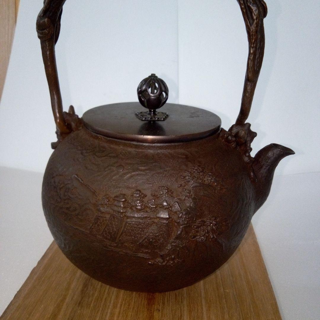 亀文堂造 鉄瓶 楼閣山水盛上紋様 霊芝銅持手