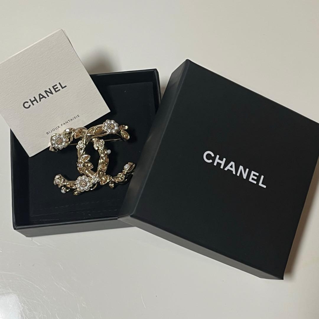 CHANEL ゴールド ロゴブローチ 専用ボックス付き